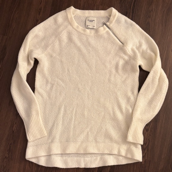 Abercrombie & Fitch Sweaters - NWT Abercrombie Cream Sweater